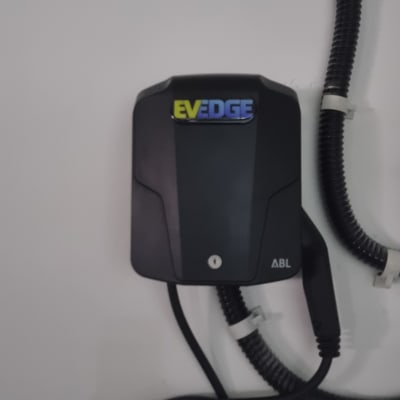 מטען חשמלי לרכב עם כבל מחובר לקיר