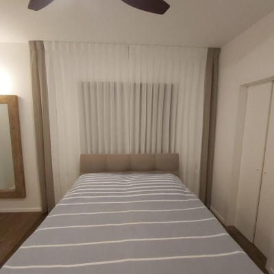 וילון לבן עם מסגרת חומה בחדר שינה