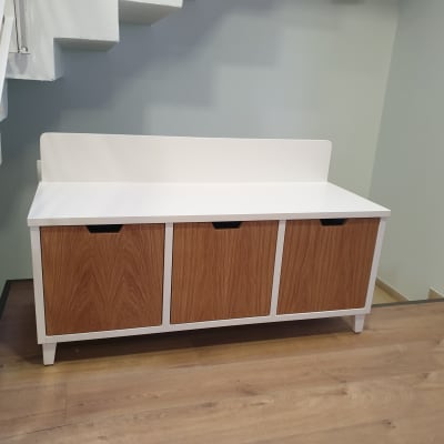 ארון עץ עם דלתות לבנות ומדף עליון