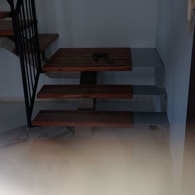 מדרגות עץ עם מסגרת מתכת וכלי עבודה על המדרגה