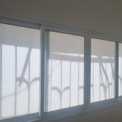 חלונות אלומיניום עם זכוכית חלבית