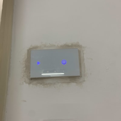 מתג חשמלי עם תאורה כחולה על קיר