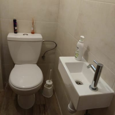 שירותים עם אסלה, כיור קטן וברז כרום