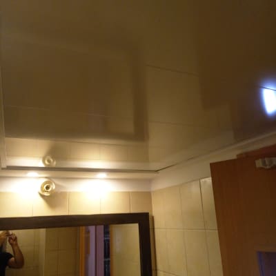 תקרת גבס עם תאורה שקועה בחדר אמבטיה