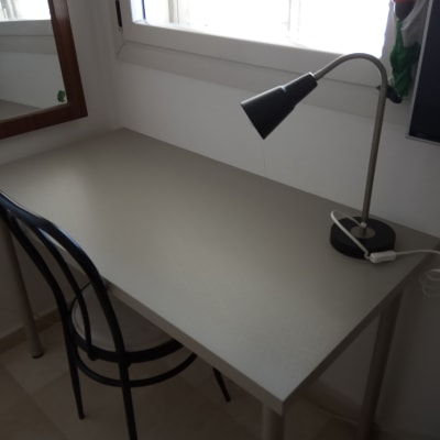 מנורת שולחן שחורה על שולחן עבודה