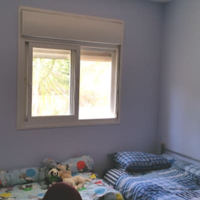 חדר עם קירות צבועים בצבע כחול בהיר