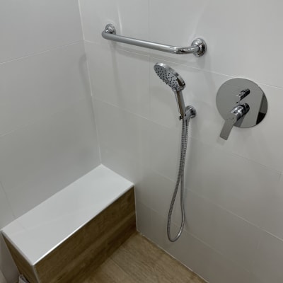 מקלחת עם מוט אחיזה, ראש מקלחת וברז חדש