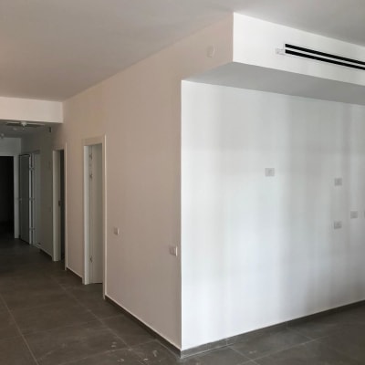 קירות צבועים ולוחות רצפה חדשים בשיפוץ