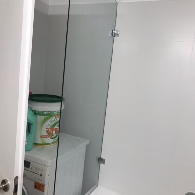 זכוכית מחיצה במקלחת עם צירים מתכתיים