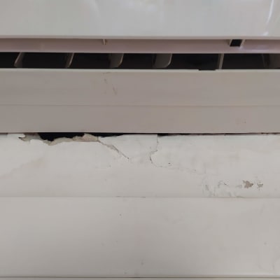 סדק בקיר מתחת למזגן