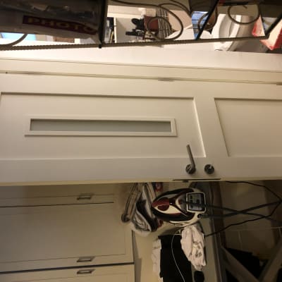 דלת לבנה עם ידית מתכת ומסגרת זכוכית