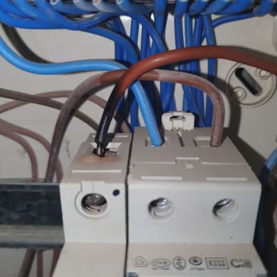 חוטי חשמל מחוברים למפסק חשמלי בלוח חשמל