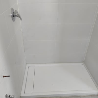 מקלחת עם ברזים וצינור מים חשוף