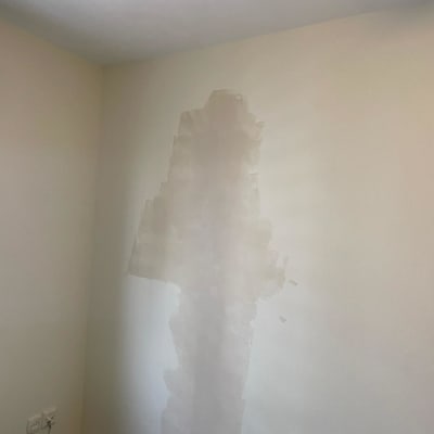 קיר עם תיקון טיח טרי בצבע שונה