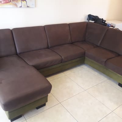 ספה פינתית חומה על רצפת אריחים