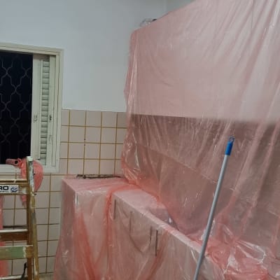 מטבח מכוסה בניילון ורוד, סולם ומטאטא