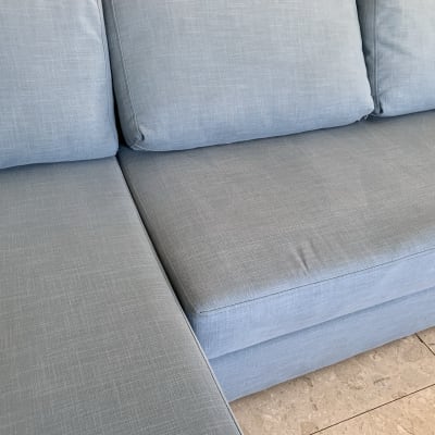 ספה כחולה נקייה עם כריות תואמות