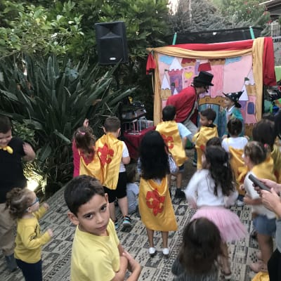 ילדים במסיבת יום הולדת עם גלימות צהובות