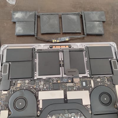 פנים מחשב נייד עם סוללות ומאווררים חשופים