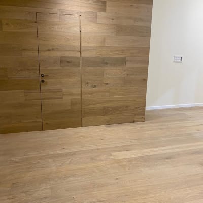 רצפת פרקט עץ בהירה וקיר תואם