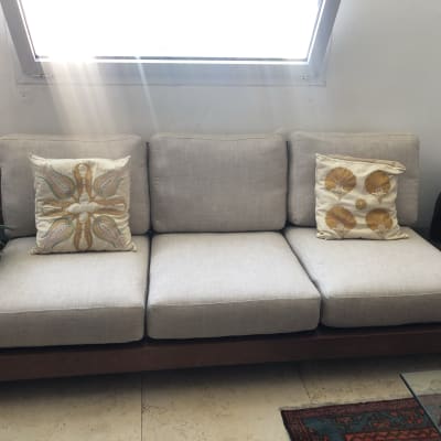 כריות מעוצבות על ספה עם ריפוד בהיר