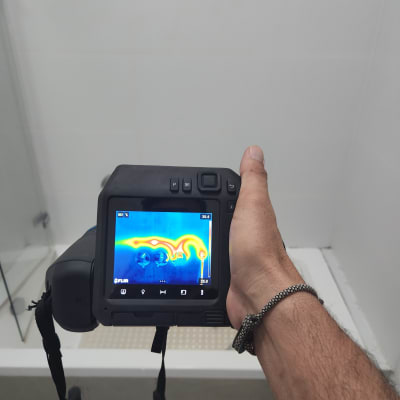 מצלמה תרמית מציגה דליפת חום בקיר חדר אמבטיה