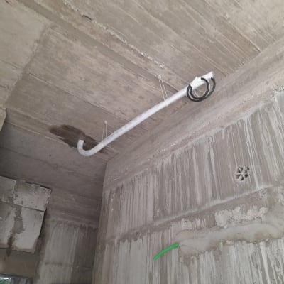 צינור מיזוג אוויר תלוי בתקרה חשופה