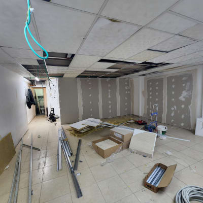 קירות גבס מותקנים בחדר עם ציוד בנייה