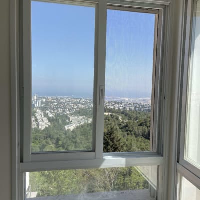 חלון אלומיניום עם נוף לעיר ולים