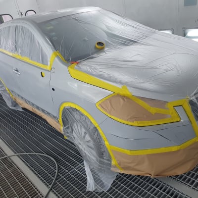 רכב מכוסה בניילון וסרט דבק לצביעת גוף