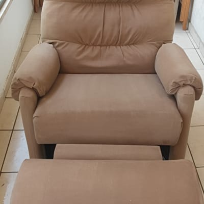 כורסה חומה עם הדום על רצפת אריחים