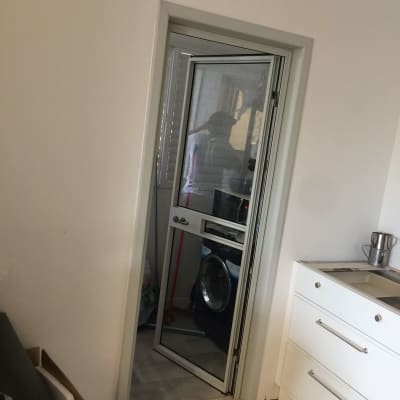 הרחקת הקיר שמאלה מהמטבח לפני הרכבת הדלת