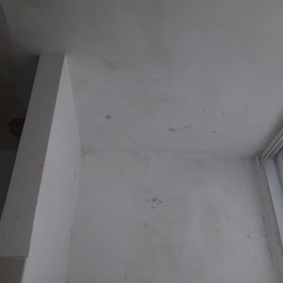 קיר עם סימני צבע מתקלף ותקרה חשופה