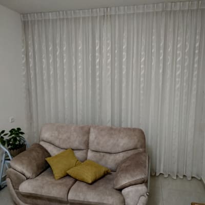 וילון לבן עם דוגמאות גלים על חלון