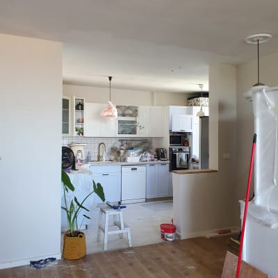 מטבח בשיפוץ עם סולם, דלי ומטאטא