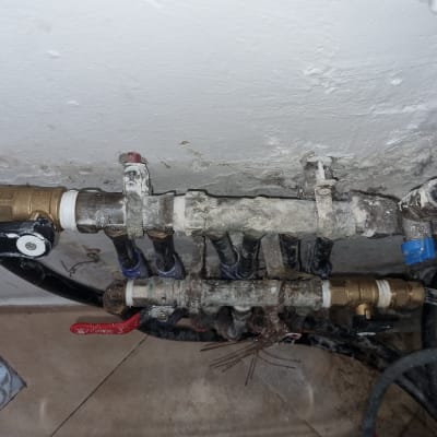 צינורות מים עם ברזים וחיבורים מתכתיים