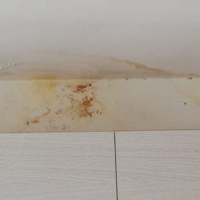 כתם רטיבות על קיר ליד הרצפה