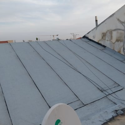 גג אטום ביריעות ביטומניות עם חיבורים גלויים