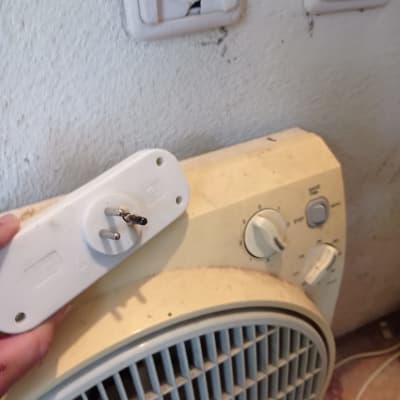 תקע שבור ומאוורר ליד שקע חשמלי פגום