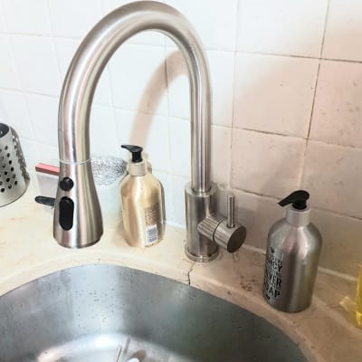 ברז נירוסטה מעל כיור מטבח עם סבון נוזלי