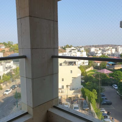 רשת הגנה נגד יונים על מרפסת בניין