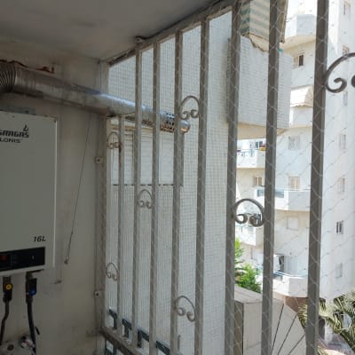 רשת מתכת על חלון למניעת כניסת יונים