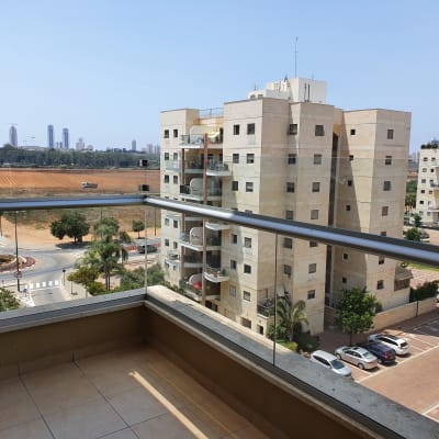 מעקה זכוכית במרפסת