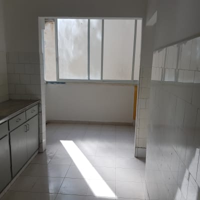 קיר צבוע בלבן עם חלון גדול