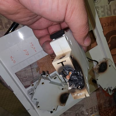 חלקי לוח חשמל שרופים עם סימני כוויות