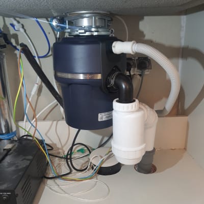 מערכת סילוק אשפה מתחת לכיור עם צינורות וחיבורים