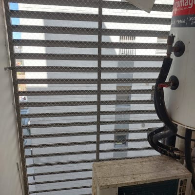 רשת מתכת למניעת כניסת יונים במרפסת