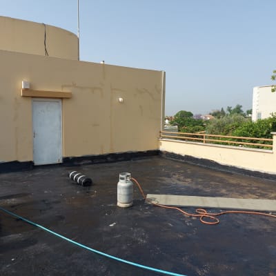 גג עם יריעות ביטומניות, בלוני גז וצינורות לאיטום