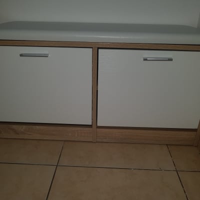 ארון עץ עם שתי דלתות ידיות מתכת