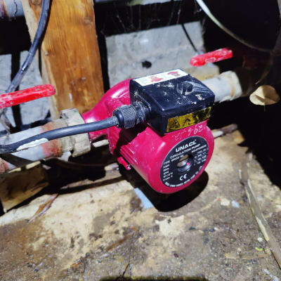 משאבת מים אדומה עם חיבורים וצינורות